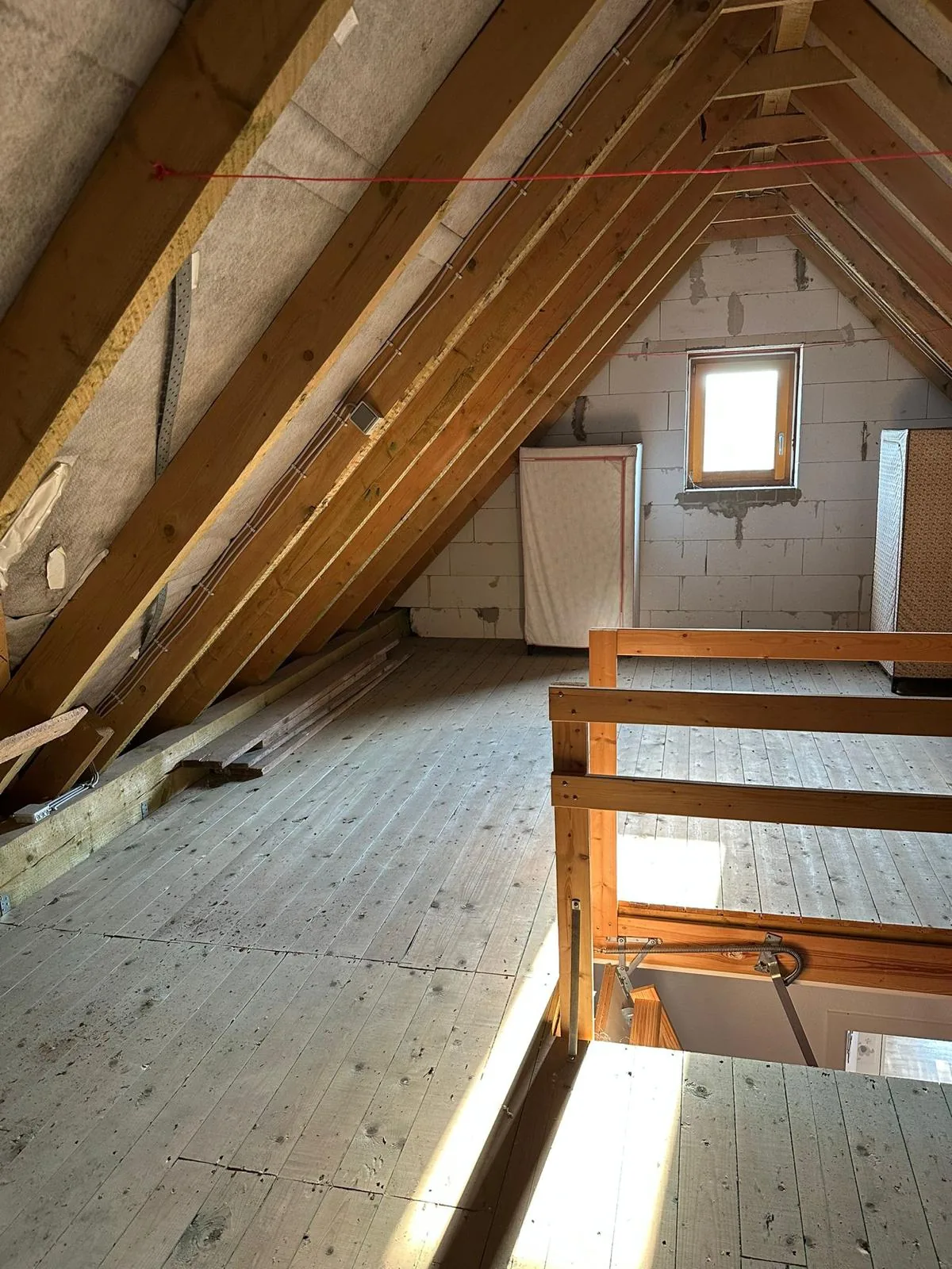 Unausgebauter Dachboden mit freiliegenden Sparren