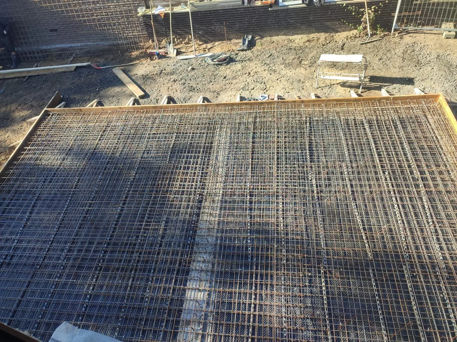Verlegte Stahlbewehrung in der Schalung vor dem Betonieren
