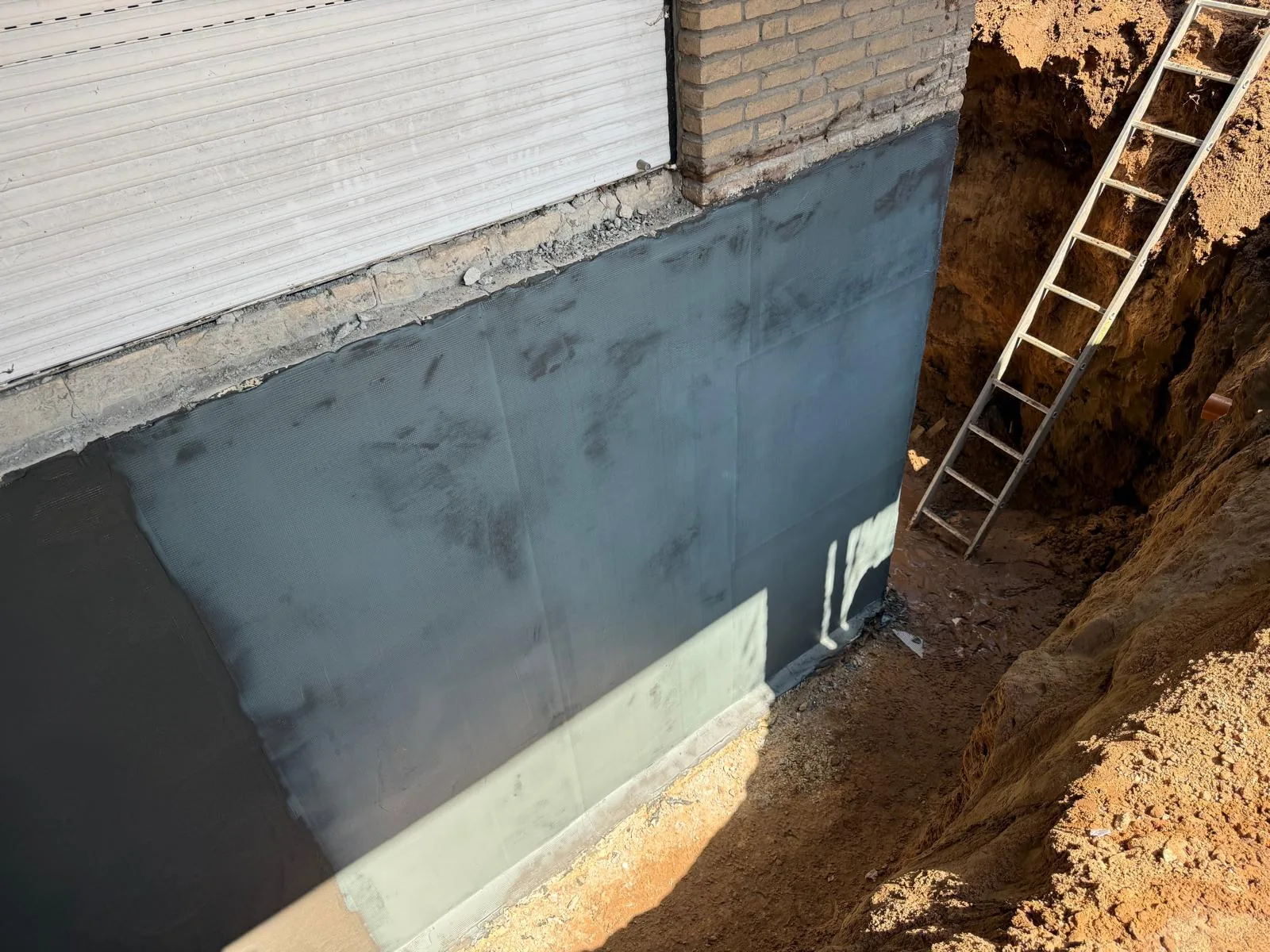 Flächige Abdichtung nach DIN 18533 auf einer Kellerwand, fertig aufgebracht