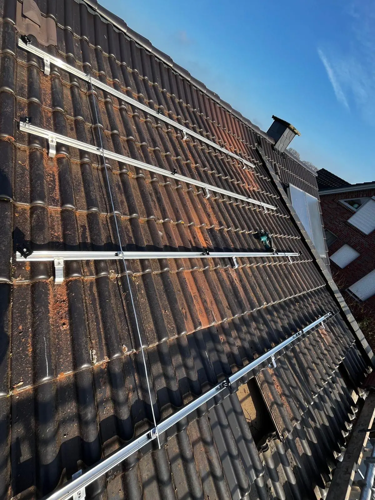 Montageschienen der PV-Unterkonstruktion auf einem Ziegeldach