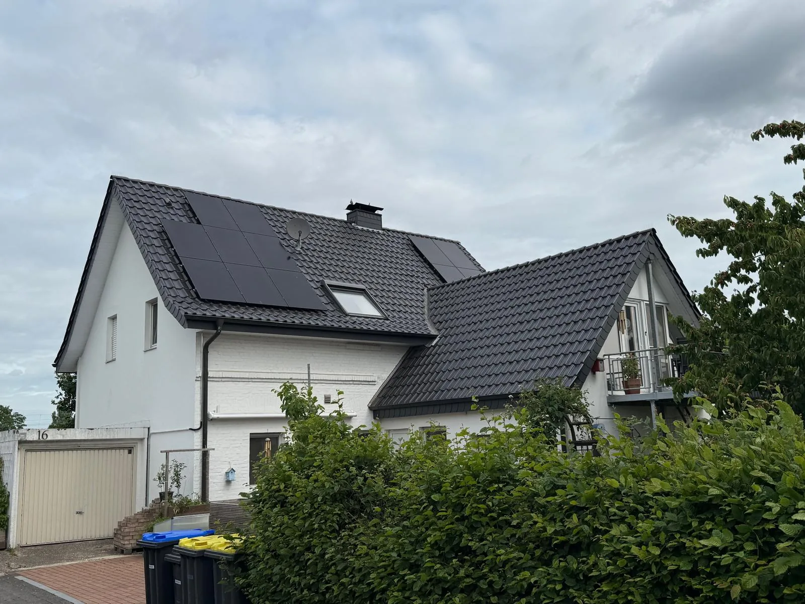 Fertig montierte Photovoltaikanlage auf dem Dach eines Einfamilienhauses